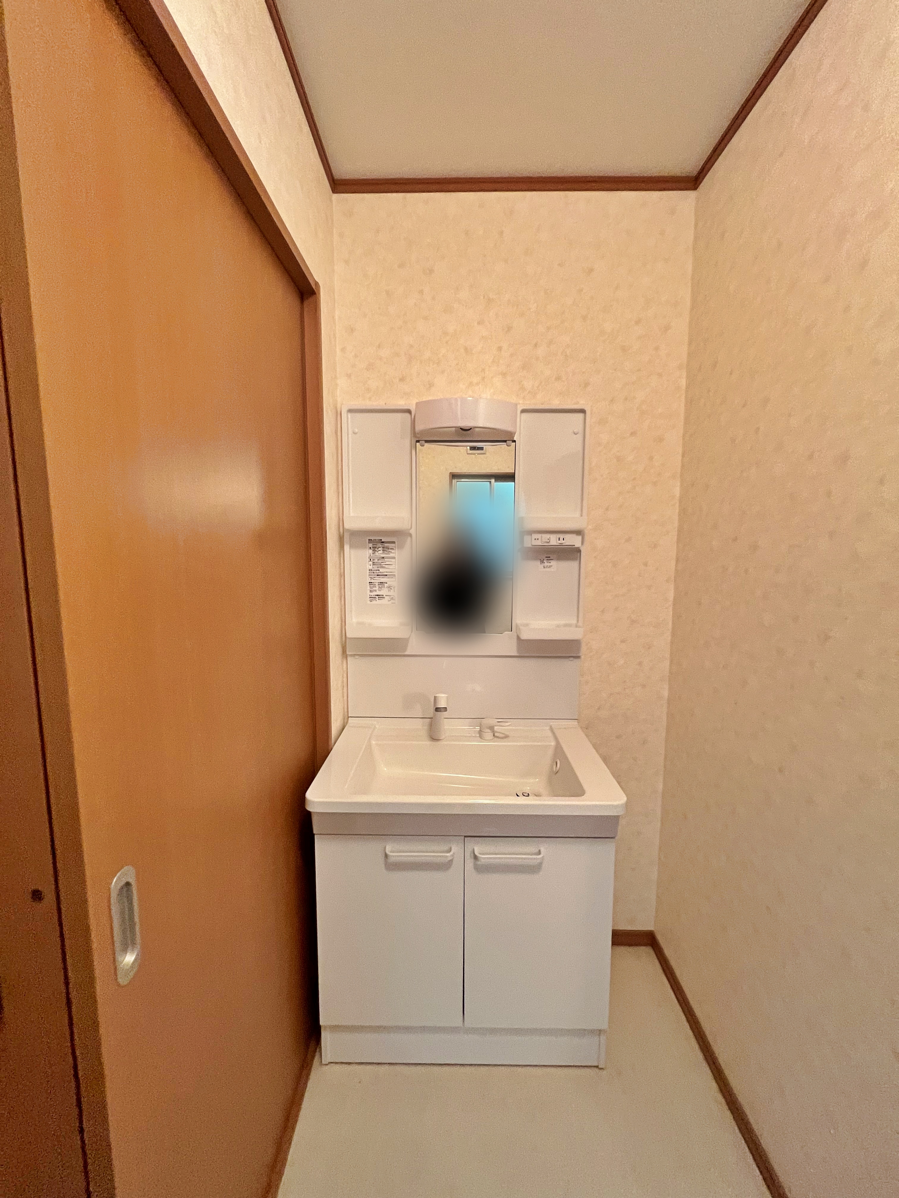 洗面化粧台をリフォーム致しました。